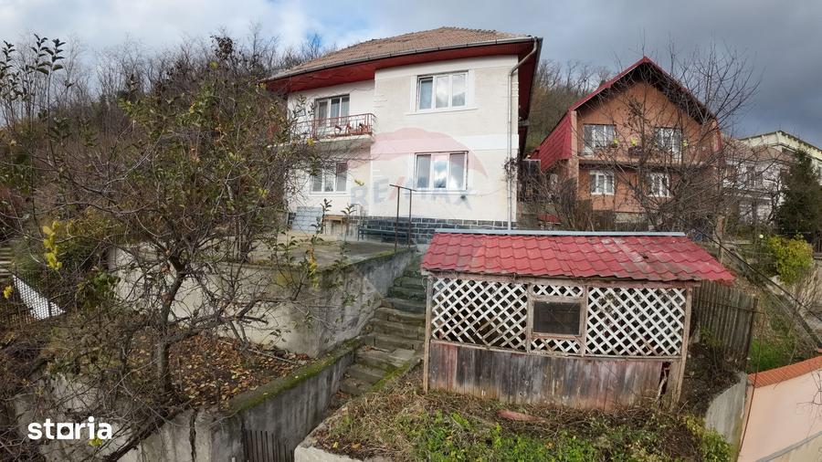 Casă cu 5 camere cu Teren 250 Mp în Exterior Sud