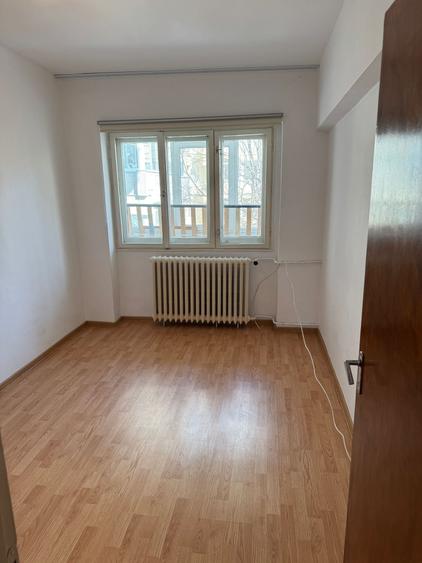 Apartament cu 3 camere decomandat în Colentina