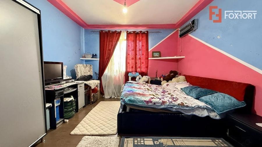 Casă cu 5 camere cu Teren 2540 Mp în Halânga