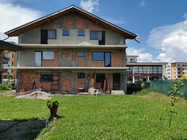 Apartament cu 4 camere decomandat în Tractorul