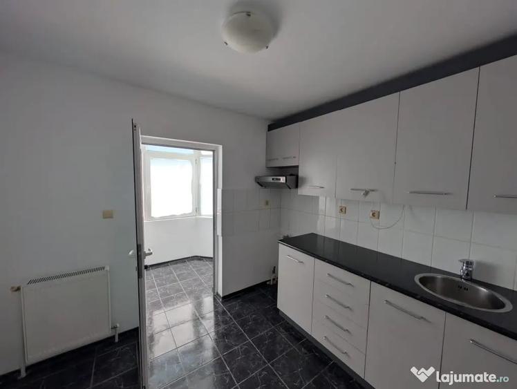 Apartament cu 3 camere decomandat în Calarași 4