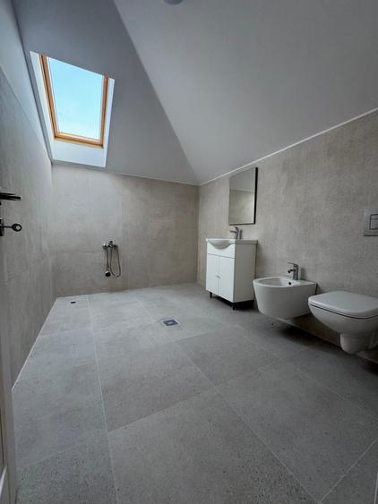 Casă cu 5 camere cu Garaj în Mogoșoaia
