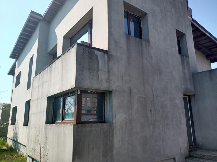 Duplex cu 4 camere cu Teren 620 Mp în Est