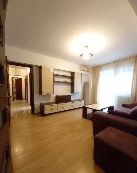Apartament cu 3 camere semidecomandat în Tineretului