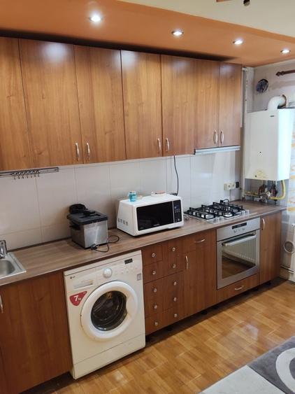 Apartament cu 3 camere decomandat în Micro 11