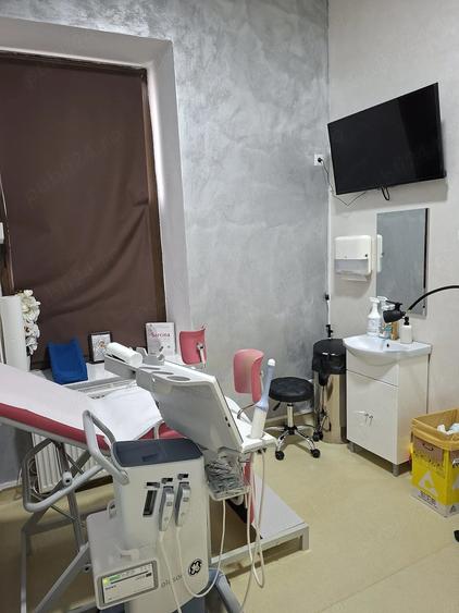 Casă cu 10 camere cu Teren 200 Mp în Romană