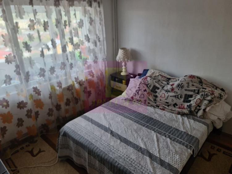 Apartament cu 3 camere decomandat în Cuza