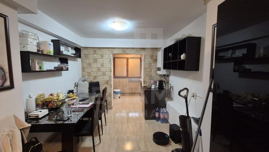 Apartament cu 3 camere decomandat în 1 Mai