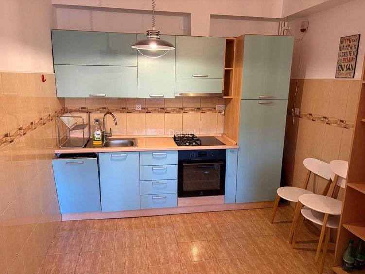 Proprietar, apartament 3 camere, semimobilat si utilat, parcare