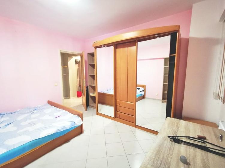 Apartament cu 3 camere decomandat în Păcii