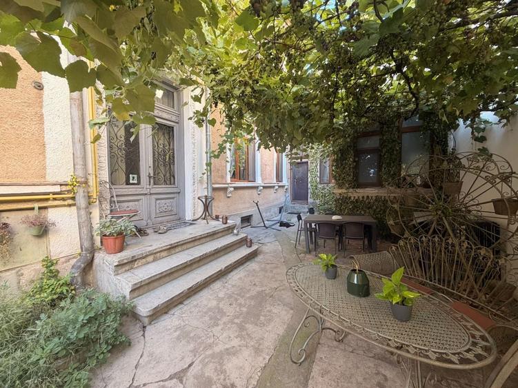 Apartament cu 5 camere semidecomandat în Armeneasca