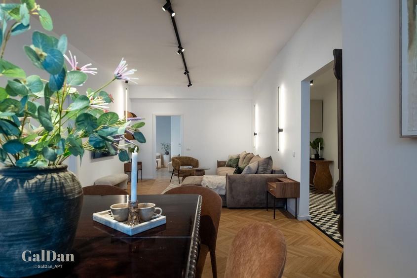 Apartament cu 5 camere în P-ța Universității