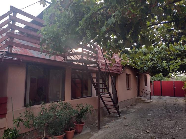 Casă cu 4 camere cu Teren 1800 Mp în Teslui