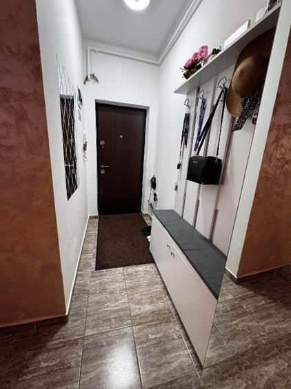 Apartament cu 3 camere decomandat, mobilat în Berceni