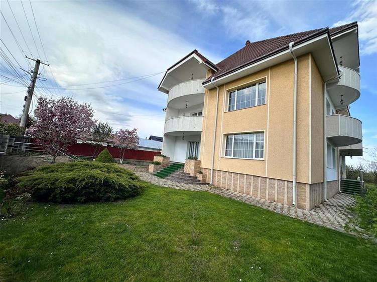 Casă individuală cu 10 camere cu Teren 2418 Mp în Central