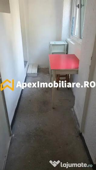 Garsonieră decomandată în Titan