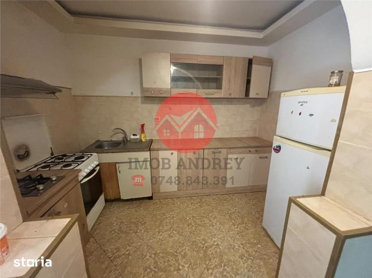 Casă cu 10 camere cu Teren 600 Mp în Ultracentral
