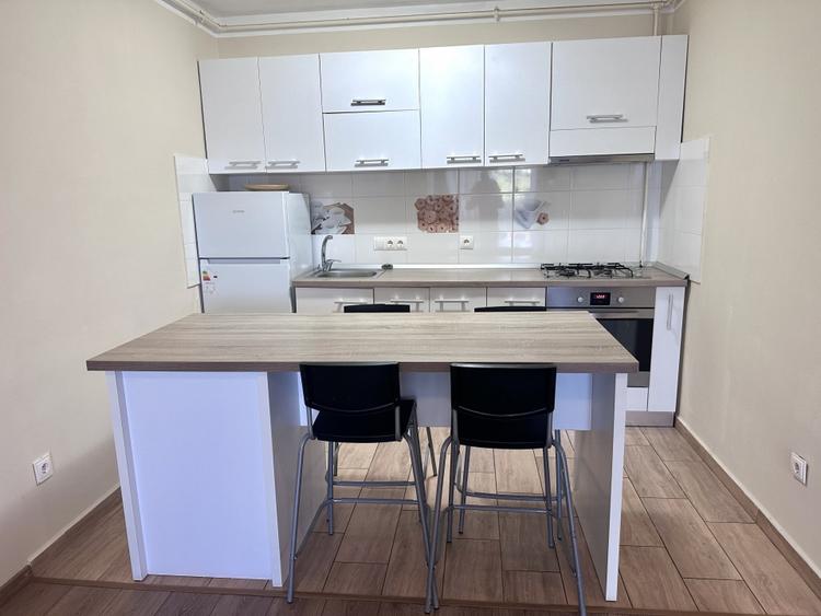 Apartament cu 3 camere decomandat, mobilat în Cetate