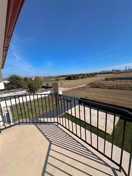 Casă cu 6 camere cu Teren 500 Mp în Stupini