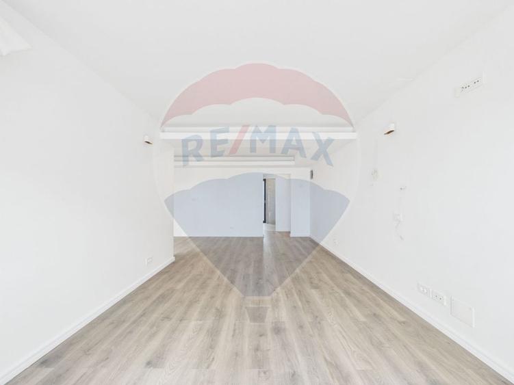 Apartament cu 4 camere semidecomandat în Banu Manta