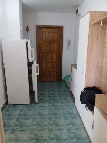 Garsonieră decomandată în Girocului