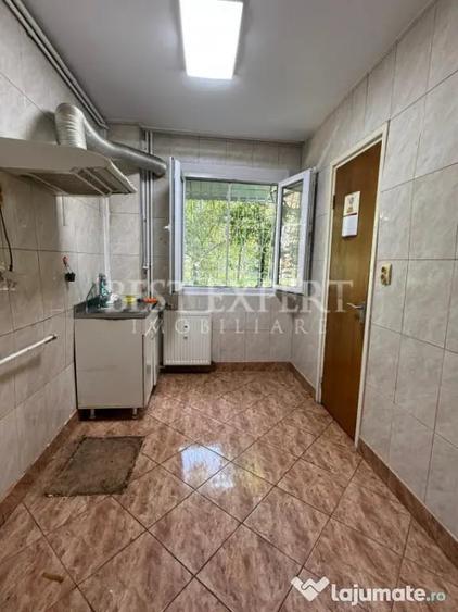 Apartament cu 3 camere decomandat în Titan