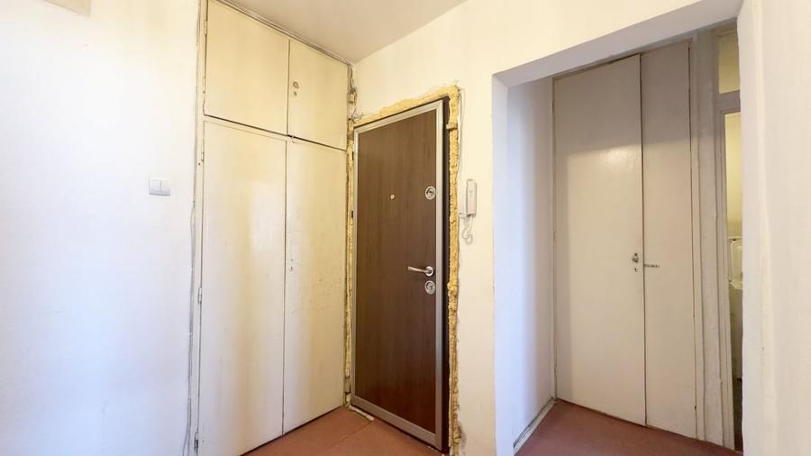 Apartament cu 3 camere semidecomandat în Rahova