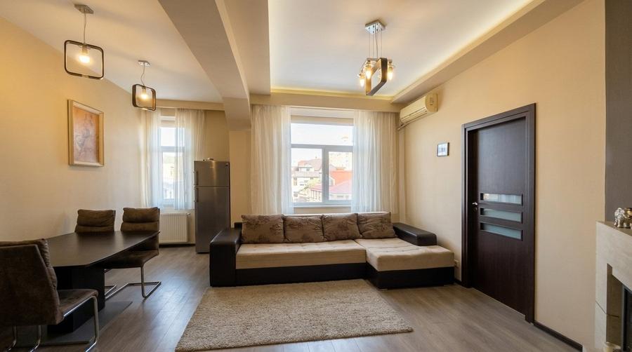 Apartament cu 3 camere semidecomandat în Grivița