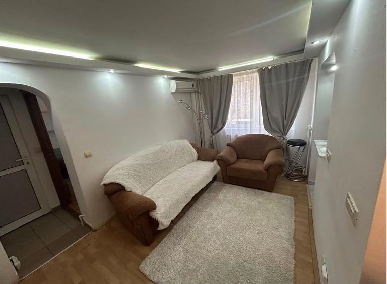 Apartament cu 3 camere semidecomandat în Podu Roș