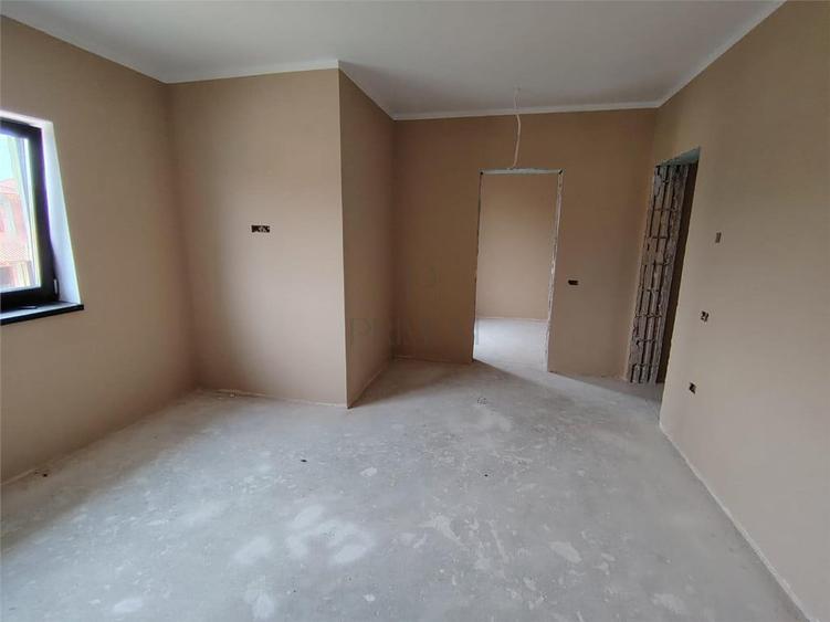 Duplex despartit prin C.T. - spatios - 5 camere - bucatarie - 4