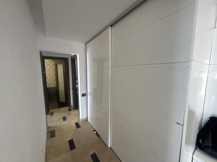 Apartament cu 4 camere decomandat, mobilat în Băneasa