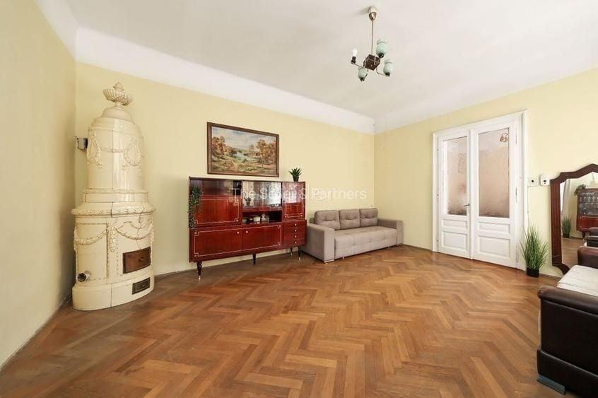 Apartament cu 4 camere semidecomandat în Centrul Istoric