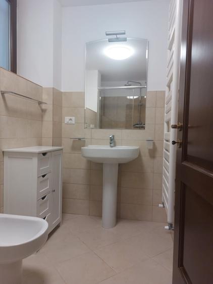 Apartament cu 3 camere semidecomandat, mobilat în Kiseleff