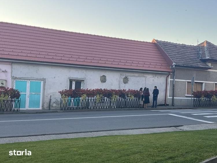 Casă cu 4 camere cu Teren 140 Mp în Central