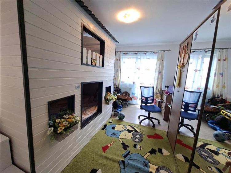 Apartament cu 3 camere decomandat, mobilat în Exterior Est