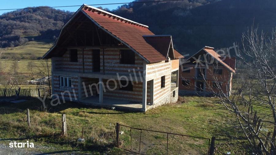 Casă cu 4 camere în Corbeni