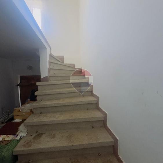Casă individuală cu 8 camere cu Teren 785 Mp în Central