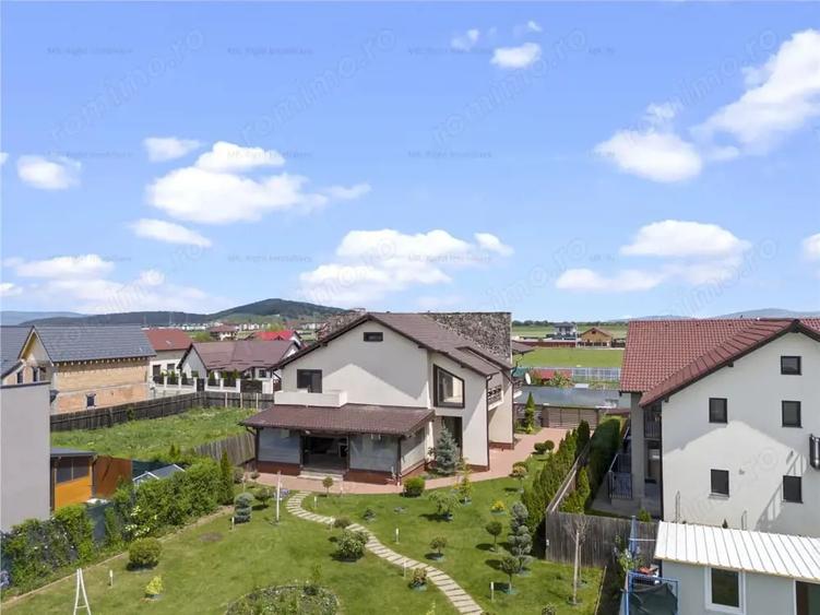 Casă cu 5 camere cu Teren 1644 Mp în Sânpetru