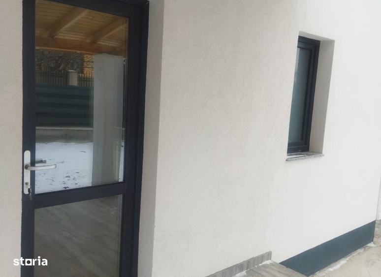 Casă cu 4 camere în Valea Adâncă