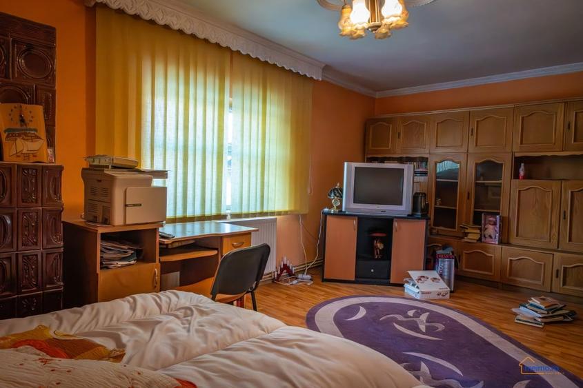 Casă individuală cu 8 camere cu Canalizare în Comănești