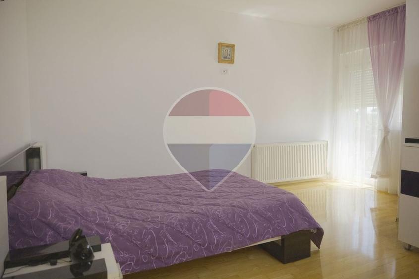 Casă individuală cu 7 camere cu Piscina în Girov
