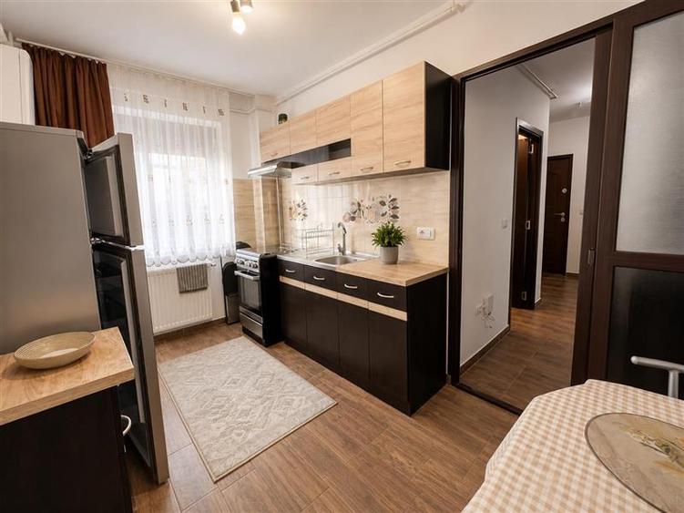 Apartament cu 2 camere decomandat, mobilat în Tractorul