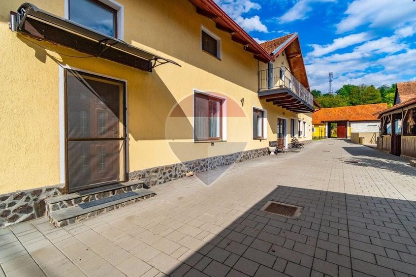 Casă individuală cu 6 camere cu Piscina în Mândra