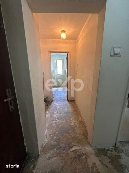 Apartament cu 3 camere semidecomandat, mobilat în Tei