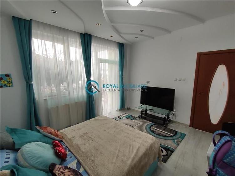 Casă individuală cu 6 camere cu Canalizare în Traian