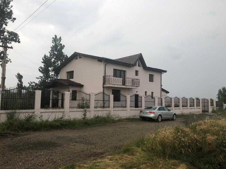 Casă cu 4 camere în Surlari