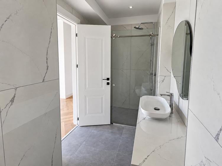 Apartament cu 3 camere semidecomandat în Pipera