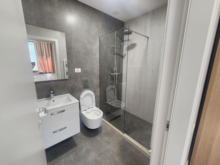 Apartament cu 3 camere semidecomandat în Dămăroaia
