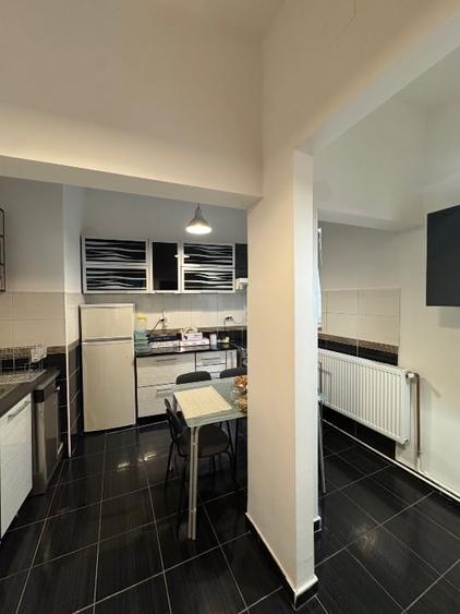 Apartament cu 3 camere semidecomandat, mobilat în Decebal