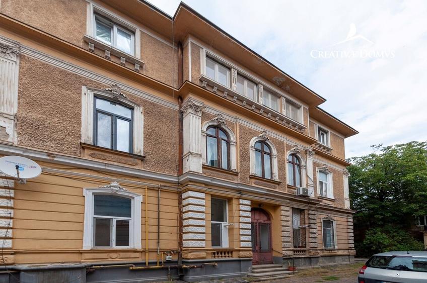 Birou, de 44 mp, în Universitate